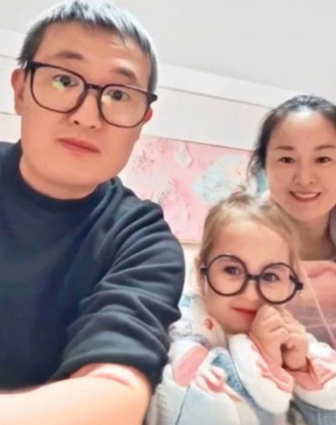 Bé Guojiang cùng bố mẹ ở tỉnh Giang Tô, Trung Quốc. Ảnh: Shanghai Daily