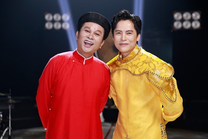 NSND Hữu Quốc (trái) và ca sĩ Minh Sang trong hậu trường MV. Ảnh: Nhân vật cung cấp