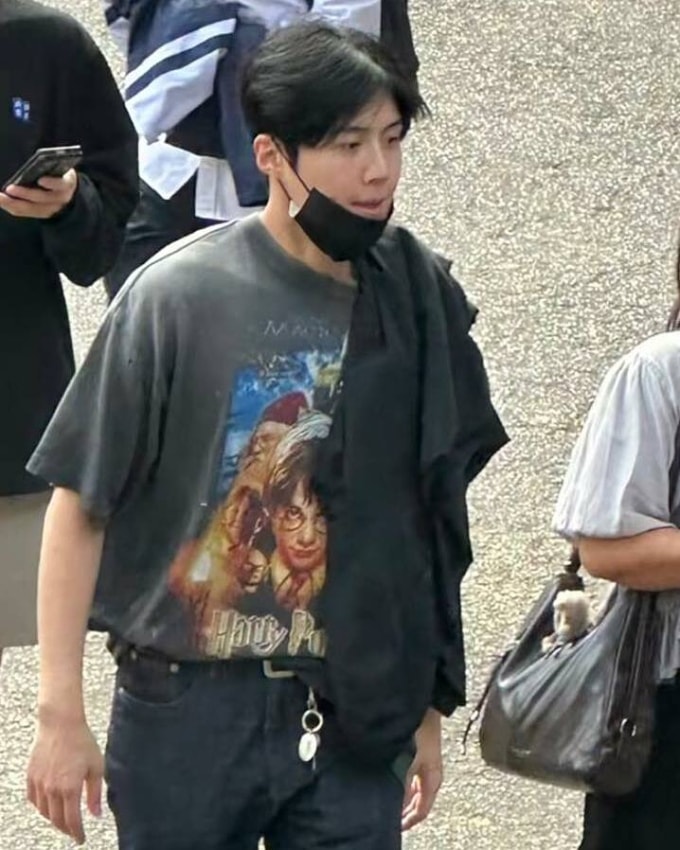 Diễn viên Kim Seon Ho được bắt gặp đi mua xôi cốm. Ảnh: @pit_iu_