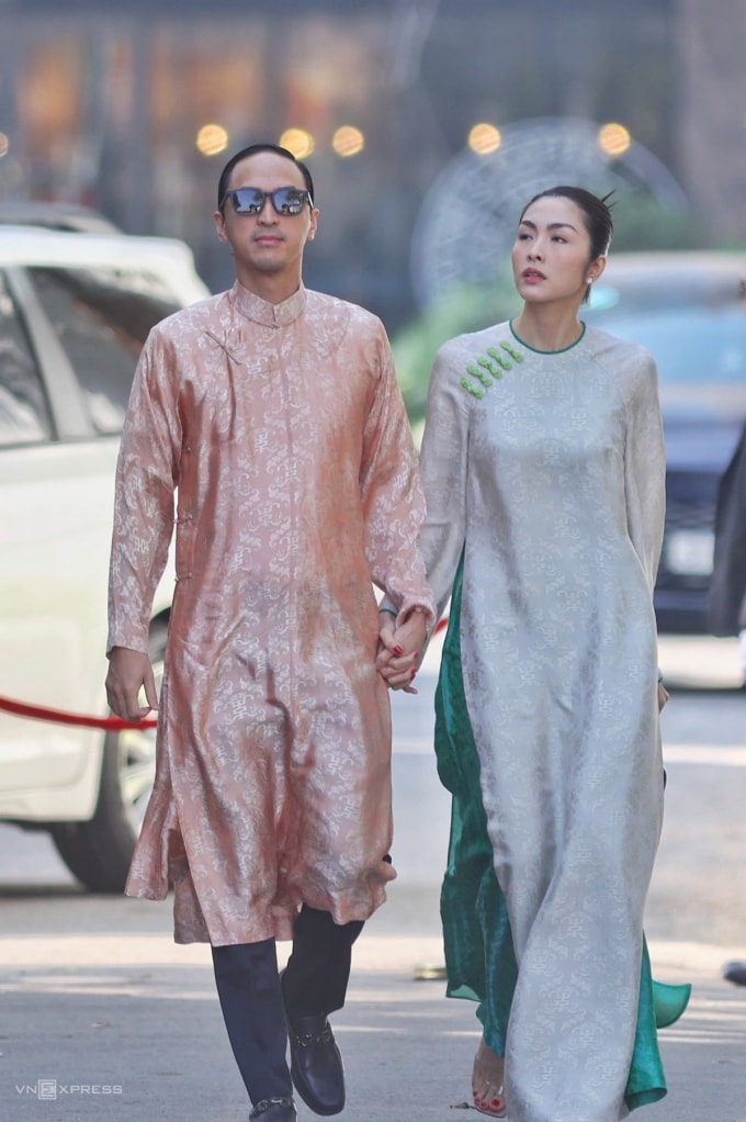 Vợ chồng Tăng Thanh Hà tay trong tay dự lễ gia tiên của fashionista Tiên Nguyễn. Ảnh: Quỳnh Trần.