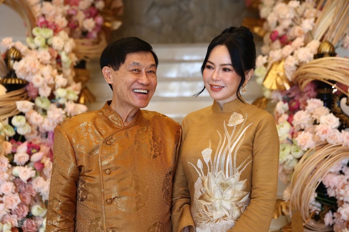 Doanh nhân Johnathan Hạnh Nguyễn và vợ - diễn viên Thủy Tiên trong lễ cưới con gái. Ảnh: Quỳnh Trần