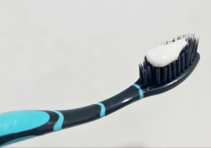 Thói quen đánh răng trước hay sau bữa sáng có thể ảnh hưởng lớn đến sức khỏe men răng. Ảnh: Lê Phương