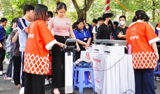 Sinh viên được đo các chỉ số cơ thể như tỷ lệ mỡ, cơ, nước... của bản thân bằng máy InBody tại sự kiện. Ảnh: Vân Anh