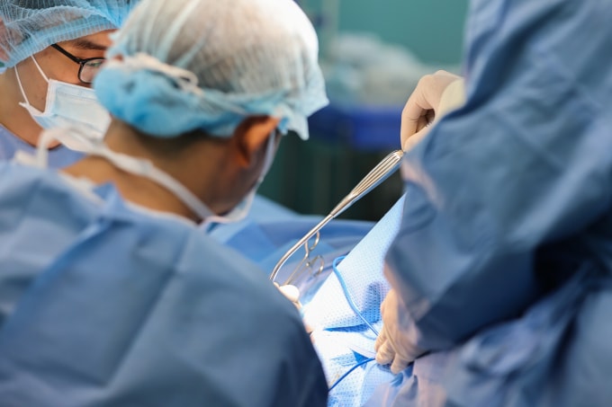 Bác sĩ Bệnh viện Quân y 175 trong phòng phẫu thuật. Ảnh: Quỳnh Trần