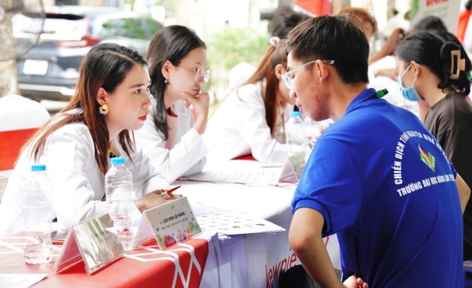 Sinh viên được tư vấn chuyên sâu từ các chuyên gia dinh dưỡng. Ảnh: Vân Anh