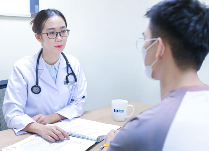 Bác sĩ Tường Vân tư vấn cho người bệnh. Ảnh minh họa: Bệnh viện Đa khoa Tâm Anh