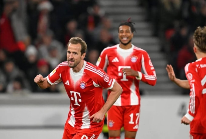 Kane (trái) tỏa sáng trong trận Stuttgart 0-5 Bayern ở vòng 13 Bundesliga tối 6/12. Ảnh: AFP