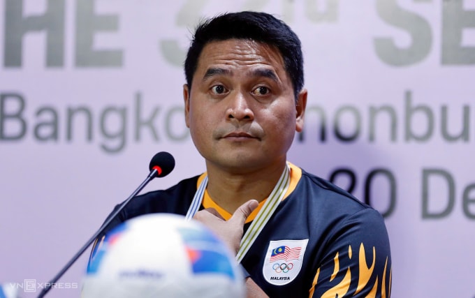 HLV Nafuzi Zain trong họp báo sau trận Malaysia thắng Lào 4-1 ở lượt thứ hai bảng B môn bóng đá nam SEA Games 33 tối 6/12 tại sân Rajamangala, Bangkok, Thái Lan. Ảnh: Đức Đồng