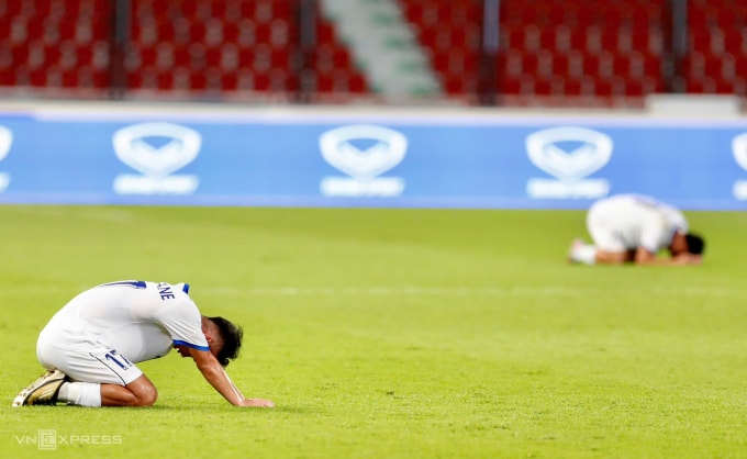 Cầu thủ Lào gục xuống sân sau khi thua Malaysia 1-4 ở lượt thứ hai bảng B môn bóng đá nam SEA Games 33 tối 6/12 tại sân Rajamangala, Bangkok, Thái Lan. Ảnh: Đức Đồng