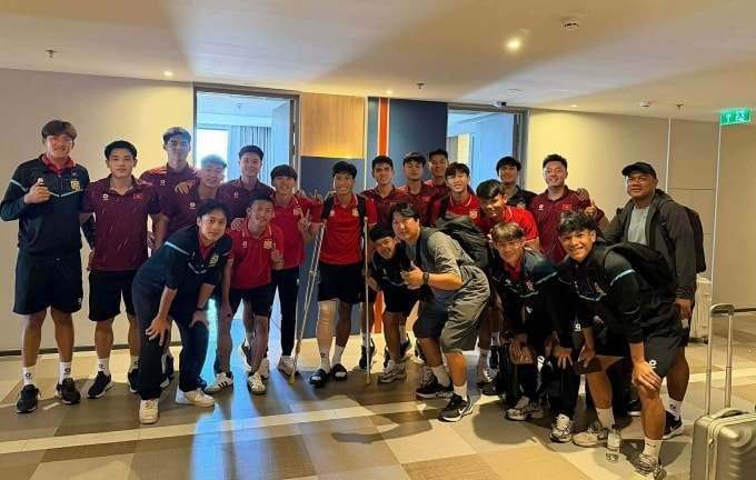 Cầu thủ Việt Nam thăm hỏi Phetdavanh (chống nạng) trước khi Lào rời Thái Lan về nước. Ảnh: FBNV