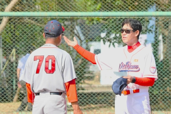 HLV đội tuyển bóng chày Việt Nam Park Hyo-chul (phải) trao đổi với đồng nghiệp cũng là đồng hương Je Sung-uk của Lào. Ảnh: BAT