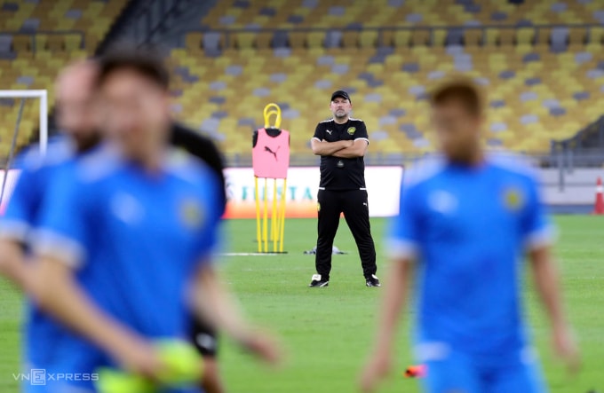 HLV Peter Cklamovski (áo đen) trong buổi tập thử sân Bukit Jalil của Malaysia vào tối 9/6/2025, một ngày trước trận gặp Việt Nam tại lượt hai bảng F vòng loại cuối Asian Cup 2027. Ảnh: Hai Tư