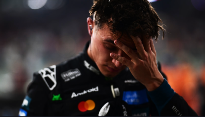 Norris thất vọng sau vòng phân hạng trên đường đua Yas Marina, Abu Dhabi, UAE tối 6/12. Ảnh: FO