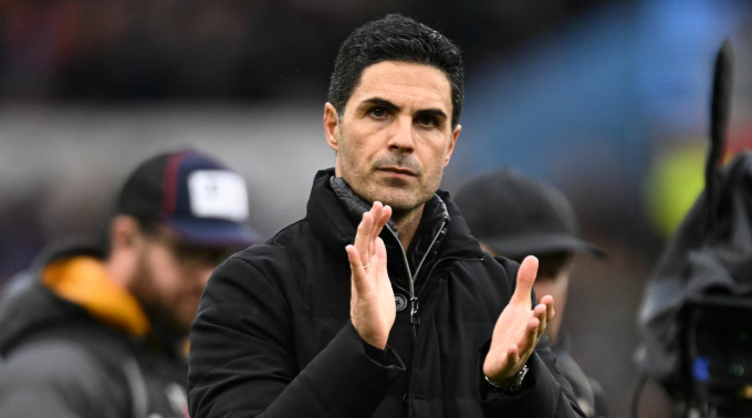 HLV Mikel Arteta vỗ tay tri ân người hâm mộ sau trận Arsenal thua Aston Villa 1-2 ở vòng 15 Ngoại hạng Anh trên sân Villa Park, Birmingham, Anh ngày 6/12/2025. Ảnh: Arsenal FC