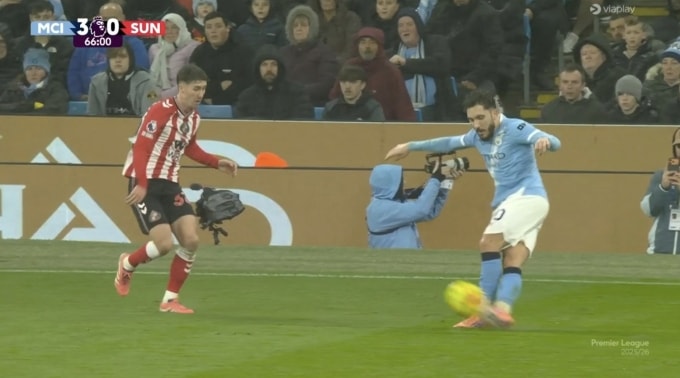 Rayan Cherki gây sốt với pha kiến tạo rabona trong trận Man City thắng Sunderland 3-0 ở vòng 15 Ngoại hạng Anh trên sân Etihad, thành phố Manchester, Vương quốc Anh ngày 6/12/2025. Ảnh chụp màn hình