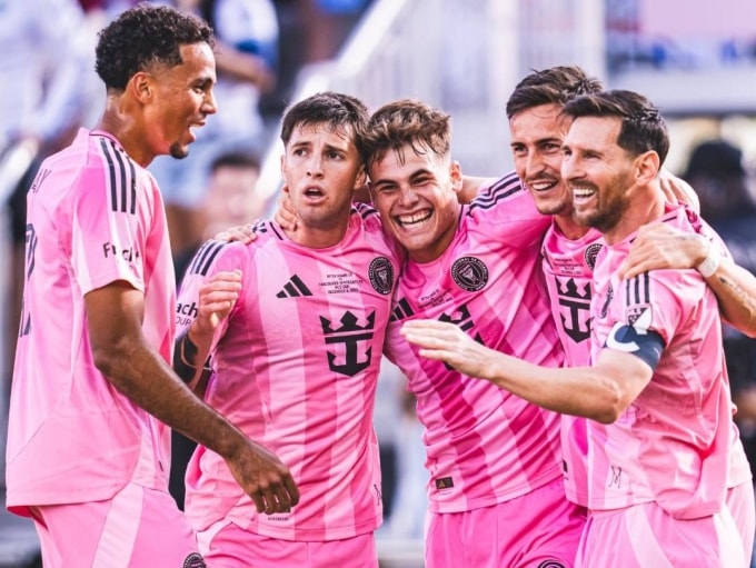 Messi (phải) và đồng đội mừng bàn mở tỷ số trong trận Inter Miami 3-1 Vancouver ở chung kết MLS Cup tối 6/12. Ảnh: Inter Miami