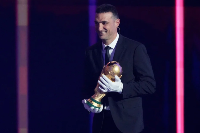 HLV Scaloni đeo găng tay mang Cup vàng lên sân khấu trong lễ bốc thăm World Cup 2026 tại Trung tâm Nghệ thuật Biểu diễn John F. Kennedy, Washington D.C., Mỹ, ngày 5/12/2025. Ảnh: Reuters