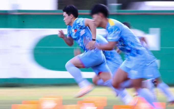 Cầu thủ Việt Nam tập luyện trên sân RBAC, Bangkok, Thai Lan chiều 7/12 để chuẩn bị cho trận gặp Malaysia. Ảnh: Đức Đồng