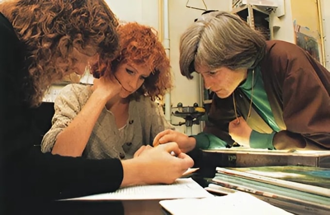 GS Mary-Claire King (phải) cùng đồng nghiệp tìm kiếm những đột biến có thể hé lộ gene BRCA1. Ảnh: Dennis Galloway