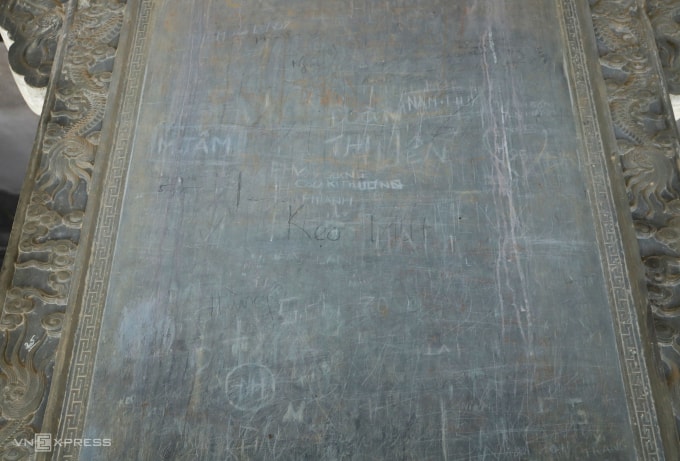 Mặt sau bia đá lăng vua Khải Định chi chít chữ du khách để lại. Ảnh: Võ Thạnh