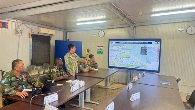 Sĩ quan tình báo gìn giữ hòa bình Việt Nam và đồng nghiệp trong buổi họp giao ban hàng sáng. Ảnh: Hoàng Phong