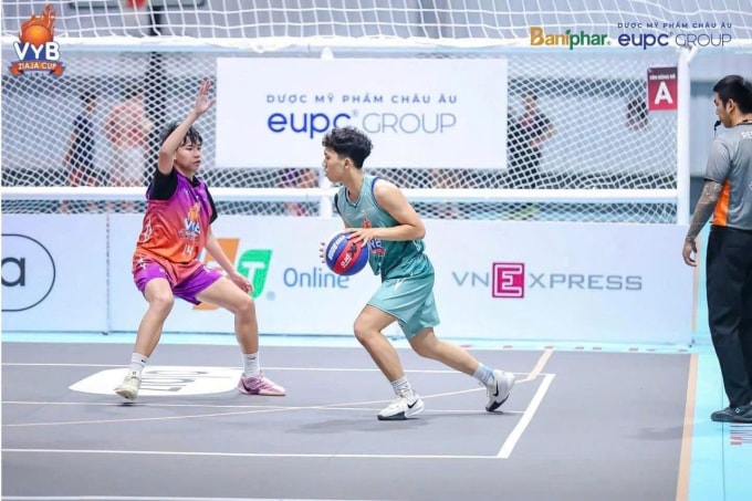 Quân (giữa) thi đấu ở giải bóng rổ trẻ VnExpress năm 2025. Ảnh: VnExpress Youth Basketball 2025