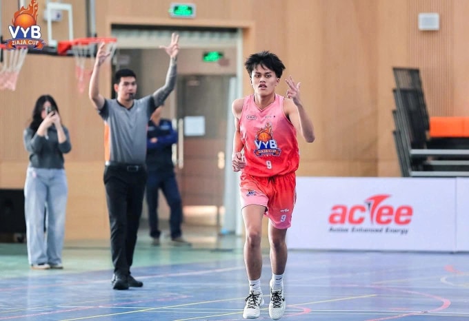 Thế Bình thi đấu tại Giải Bóng rổ trẻ VnExpress - Cúp Ziaja 2025. Ảnh: VYB