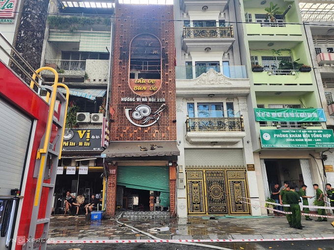 Quán ăn cháy ở đường Trần Hưng Đạo, phường Cầu Ông Lãnh có mặt tiền bị bịt kín bởi gạch trang trí, biển hiệu, chỉ có một lối thoát bằng cửa chính. Ảnh: Đình Văn