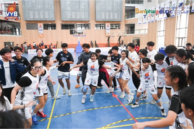 Đội nữ THPT Phan Đình Phùng vui mừng sau khi chiến thắng trận chung kết. Ảnh: Giang Huy