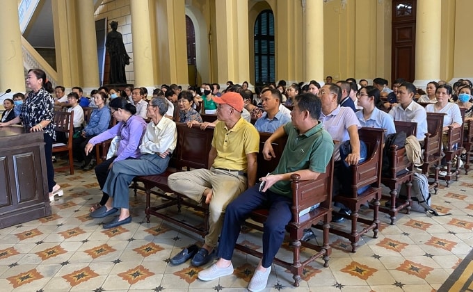 Cả trăm bị hại trong một vụ lừa mua dự án ma đến dự tòa. Ảnh: Hải Duyên