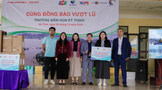 Đại diện Quỹ Hy Vọng và De Heus Việt Nam trao bảng tượng trưng tài trợ cho trường Mầm non Kỳ Thịnh, ngày 5/12/2025. Ảnh: Ngân Trần