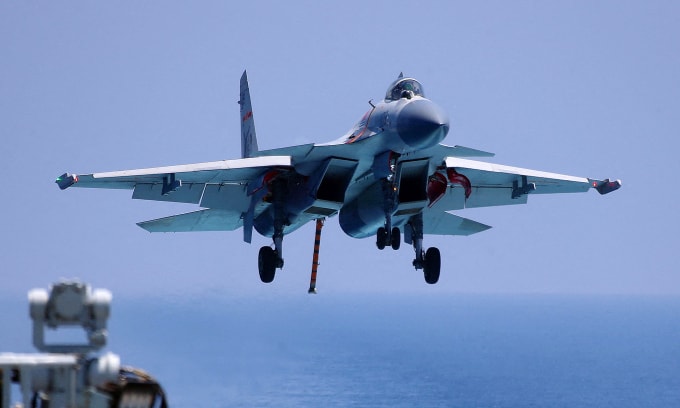 Tiêm kích J-15 Trung Quốc xuất phát từ tàu sân bay Liêu Ninh trong cuộc diễn tập trên biển hồi năm 2018. Ảnh: AFP