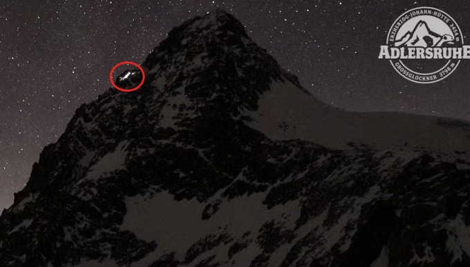 Ánh sáng từ đèn pin đội đầu của cặp đôi vào khoảng 18h ngày 18/1. Ảnh: Webcam