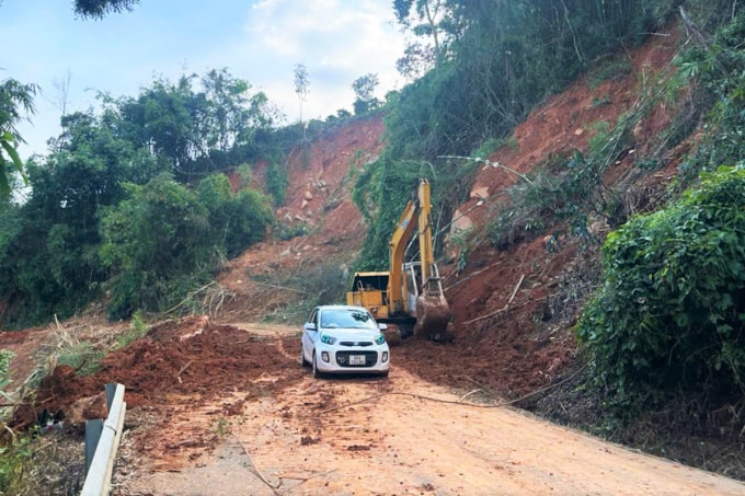Xe chạy qua điểm sạt lở trên đèo Gia Bắc, chiều 7/12. Ảnh: Hoài Thanh