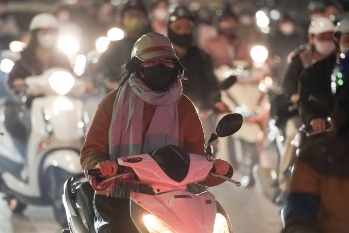 Người tham gia giao thông trong môi trường không khí ô nhiễm ở Hà Nội. Ảnh: Hoàng Giang