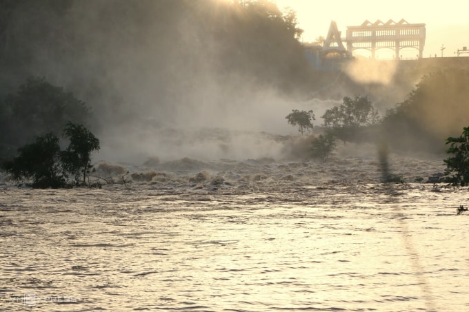 Cửa xả hồ thuỷ lợi Sông Quao, cuối chiều 4/12. Ảnh: Việt Quốc