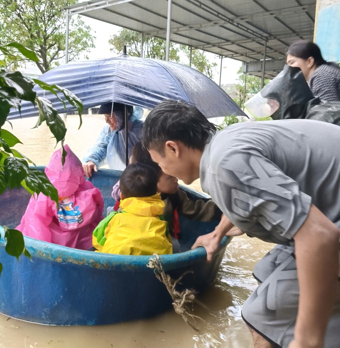 Học sinh trường mầm non Kỳ Thịnh ra về bằng thùng do nước ngập nhanh. Ảnh: Nhà trường cung cấp