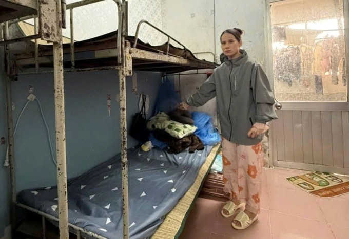 Người phụ nữ chỉ nơi đã lấy trộm tài sản. Ảnh: Công an TP HCM