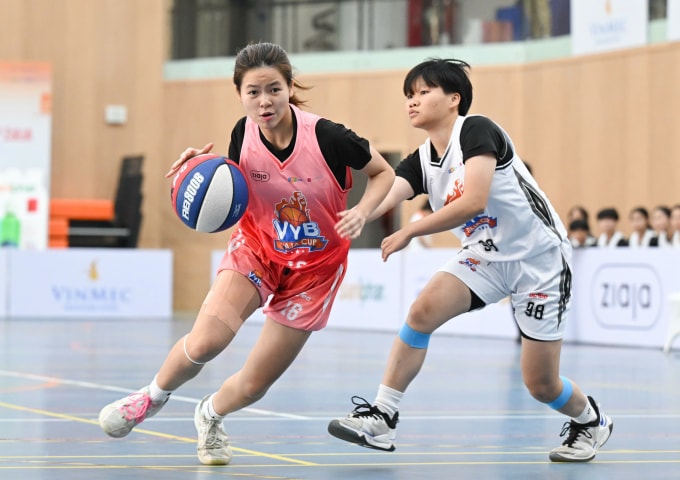 Vũ Dương Bảo Thy trong pha tranh chấp với cầu thủ nữ Vinschool The Harmony. Ảnh: Giang Huy