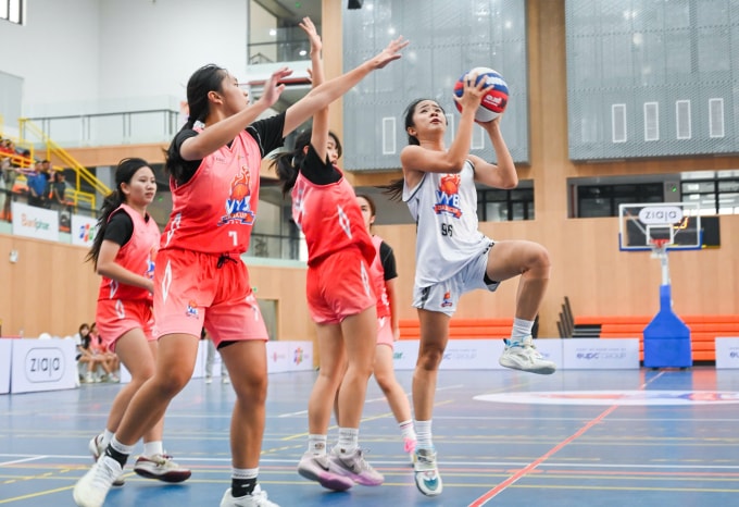 Đinh Ngọc Phương Linh (áo trắng, Phan Đình Phùng) thực hiện một pha lên rổ trong trận chung kết. Ảnh: Giang Huy