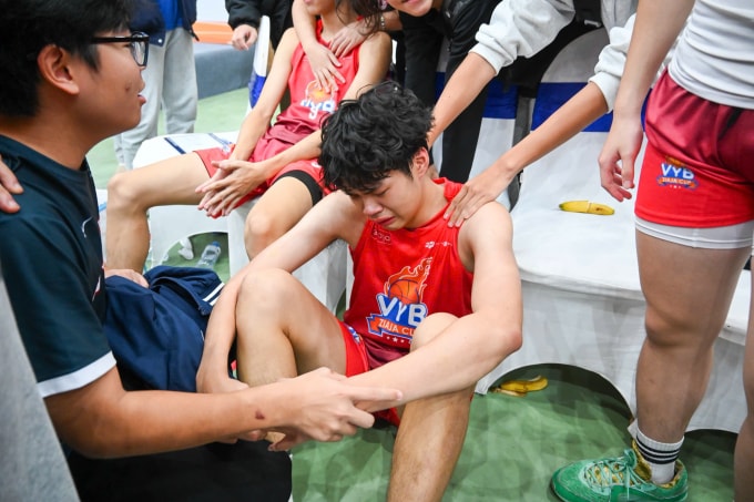 Các cầu thủ Cầu Giấy bật khóc khi trận đấu kết thúc. Ảnh: Giang Huy