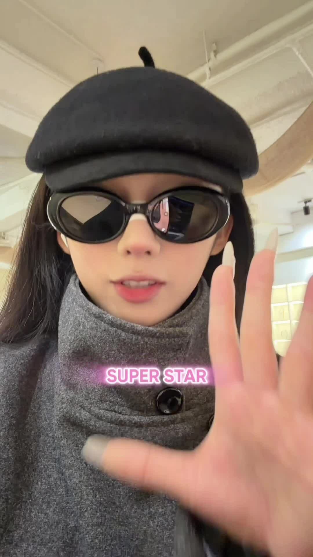 Thuê người chụp lén để được săn đón như thần tượng