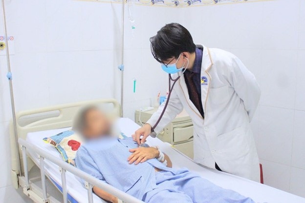 Bị rắn cắn, người đàn ông nguy kịch do tự đắp thuốc để "hút độc"- Ảnh 3.