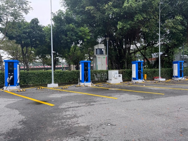 Nở rộ trạm ô tô điện trên lòng đường - Ảnh 2.