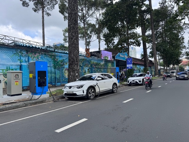 Nở rộ trạm ô tô điện trên lòng đường - Ảnh 3.