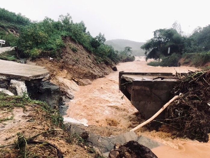 Mưa lũ "xé nát" nhiều tuyến giao thông Quảng Ngãi, gây thiệt hại 120 tỉ đồng - Ảnh 2.