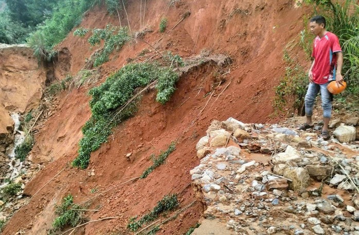 Mưa lũ "xé nát" nhiều tuyến giao thông Quảng Ngãi, gây thiệt hại 120 tỉ đồng - Ảnh 1.