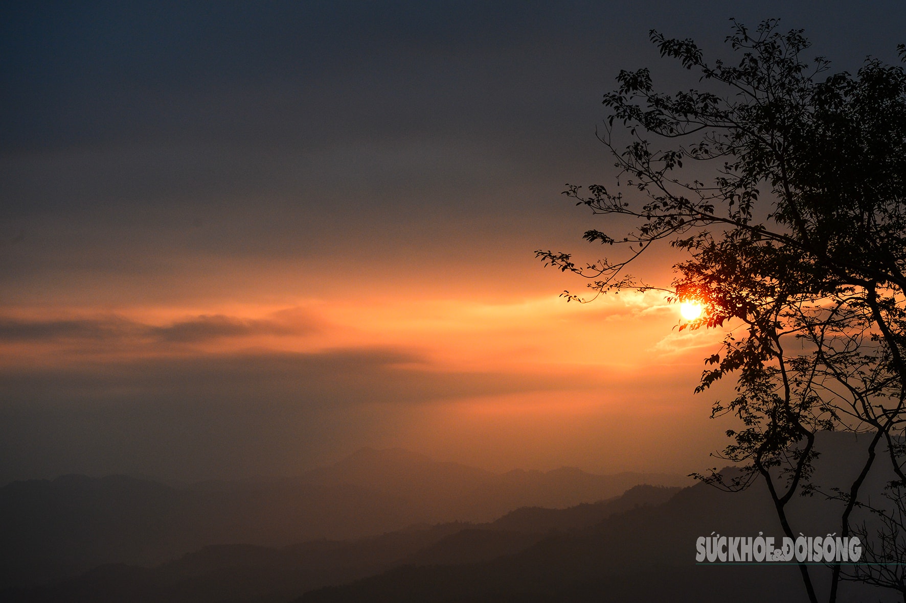 Theo chân giới trẻ lên Đồn Đèn đón bình minh và săn biển mây tuyệt đẹp- Ảnh 13.