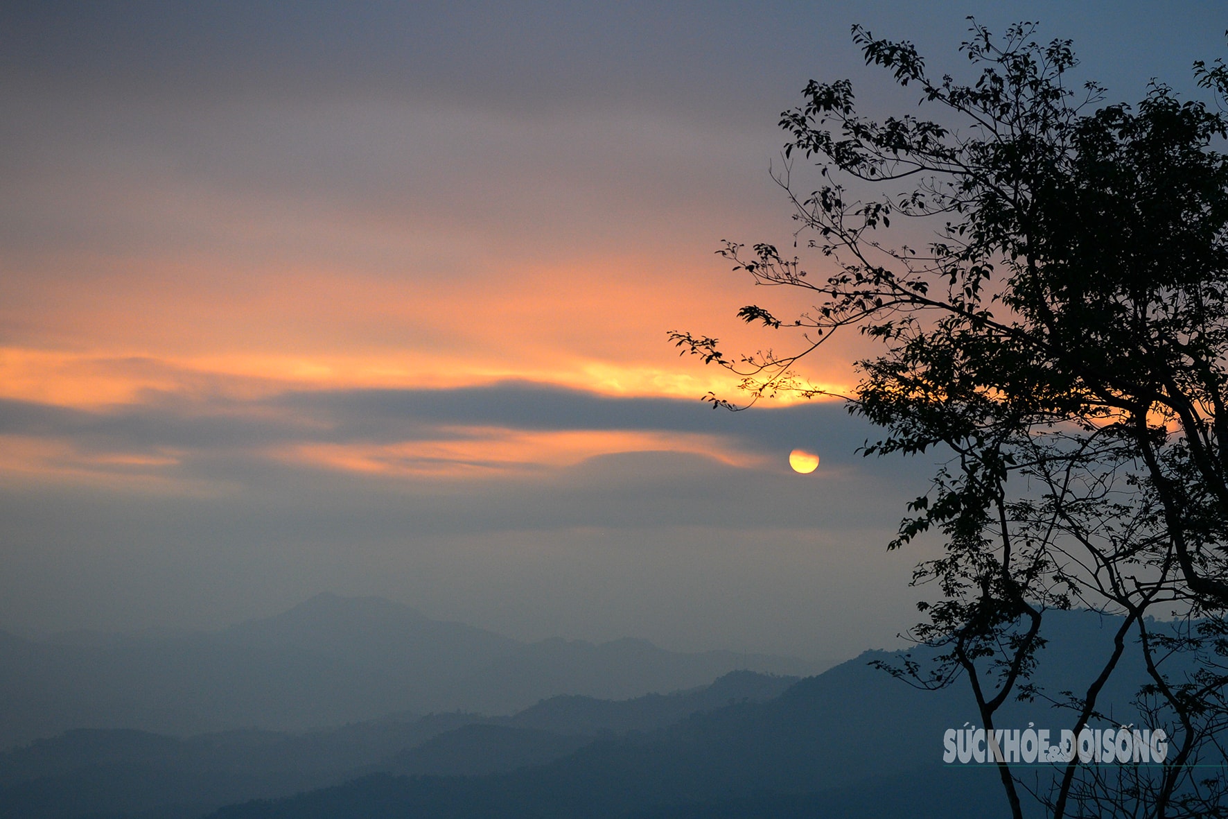 Theo chân giới trẻ lên Đồn Đèn đón bình minh và săn biển mây tuyệt đẹp- Ảnh 9.