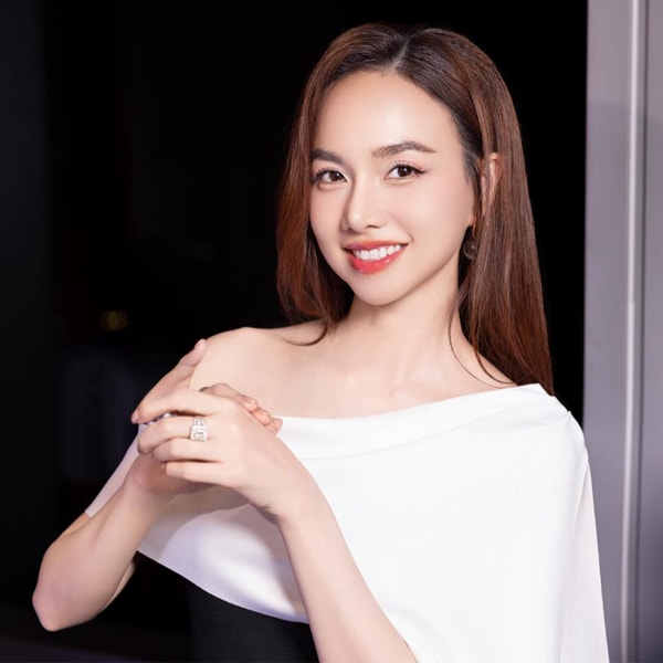 Hoa khôi Tây Đô sau 21 năm đăng quang viên mãn bên chồng đạo diễn- Ảnh 1. Hoa khôi Tây Đô sau 21 năm đăng quang viên mãn bên chồng đạo diễn- Ảnh 1.